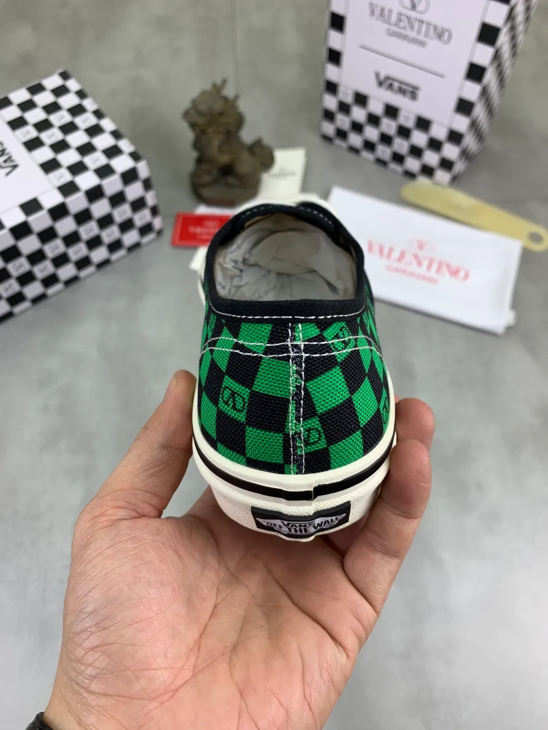 Men's shoes 💰P460 New Valentino❌Wans co-branded Valentino and Vans release new co-branded sneakers, integrating Valentino's Italian high-definition aesthetics and Vans's free and authentic spirit, giving classic shoes a personality that spans the ages. Many stars - Jolin Tsai. Yang Zi. Liu Wen. Ma Baiquan. Choi Soobin. freen. Song Zuer. JJ Lin. zel. Cecilia Cheung. shark. Xin Yunlai...Same style. Female model: 35-42 (41.42 is custom-made and non-refundable) Men's model: 39-46 (45.46 is custom-made and non-refundable)